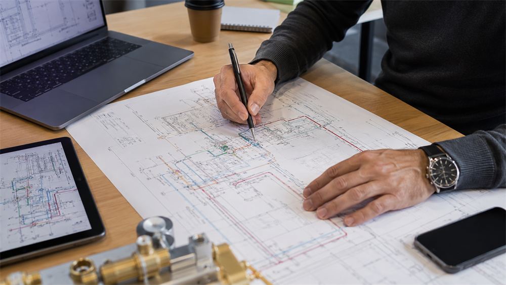 Ingénieur fluide au travail sur un plan de réseaux